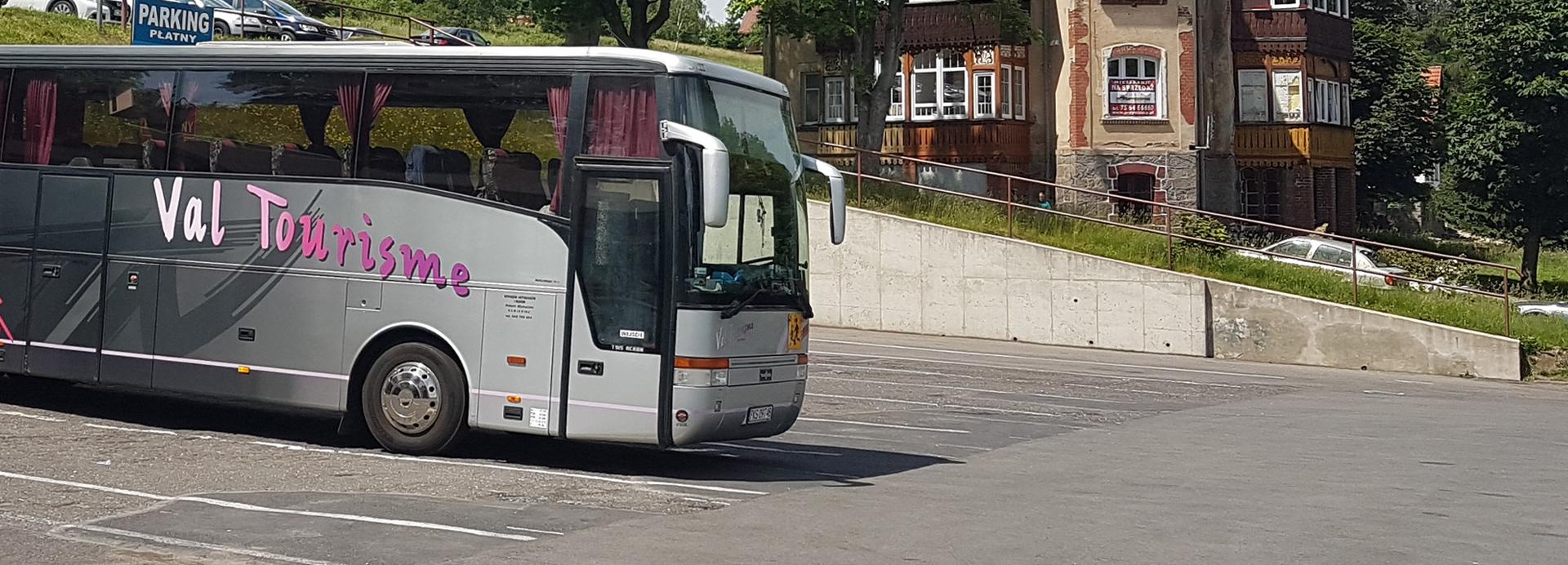 Autokar na parkingu - 2